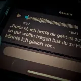 Sprachnachricht mit Texttranskription: "Boris hi, ich hoffe dir geht es soweit so gut, wollte fragen bist du zu Hause, könnte ich gleich vor...