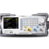 Der RIGOL DG1022Z ist ein Funktionsgenerator mit zwei Kanälen, der präzise Wellenformen für Tests und Messungen erzeugt.