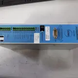 Blauer POSIDRIVE FAS 4000 mit Anschlüssen, Beschriftungen und einem Hinweis zur Entladezeit. Die clock frequency ist hier nicht direkt ersichtlich.