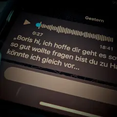 Sprachnachricht mit Texttranskription: "Boris hi, ich hoffe dir geht es soweit so gut, wollte fragen bist du zu Hause, könnte ich gleich vor...