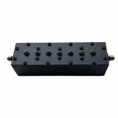 Schwarzes Gehäuse mit mehreren Anschlüssen und Reglern, ein Bandstop-Filter für präzise Frequenzselektion.