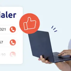 Mann mit Headset nutzt Power Dialer Software für effiziente Anrufe. Daumen hoch für die einfache Bedienung.