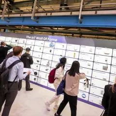 Besucher betrachten die "IoT Wall of Fame" auf der Things Conference, eine Ausstellung von Geräten und Technologien.