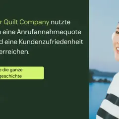 Eine Kundin mit Headset lächelt. Missouri Star Quilt Company erreichte mit Zendesk eine Anrufannahmequote von 95%. Das IVR-System hilft, Kundenanfragen effizient zu bearbeiten.