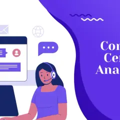 Eine Frau mit Headset arbeitet am Computer, während auf dem Bildschirm Chatnachrichten und ein Briefsymbol erscheinen. Der Text "Contact Center Analytics" ist prominent platziert.