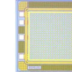 Detailansicht eines silicon photomultiplier mit vielen kleinen Quadraten, die für die Lichtdetektion angeordnet sind.