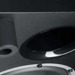 Nahaufnahme eines Bassreflexrohrs und eines Lautsprechers, die für eine tiefe Basswiedergabe sorgen, indem sie die cut off frequency optimieren.