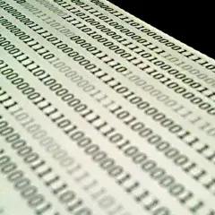 Binärcode auf Papier, der die Bedeutung von Jitter in der Datenübertragung veranschaulicht.