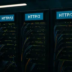 Server-Racks mit Beschriftungen HTTP/1.1, HTTP/2 und HTTP/3. Ein Blick auf die Entwicklung der Web-Protokolle im Rahmen eines HTTP3 Tests.