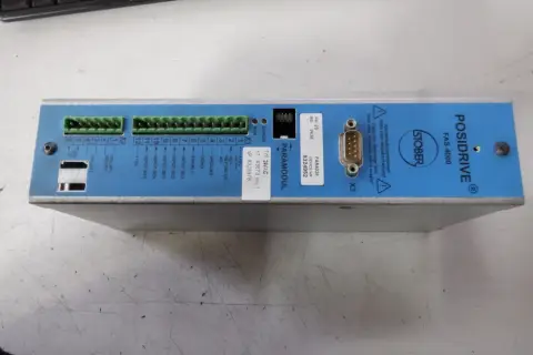 Blauer POSIDRIVE FAS 4000 mit Anschlüssen, Beschriftungen und einem Hinweis zur Entladezeit. Die clock frequency ist hier nicht direkt ersichtlich.