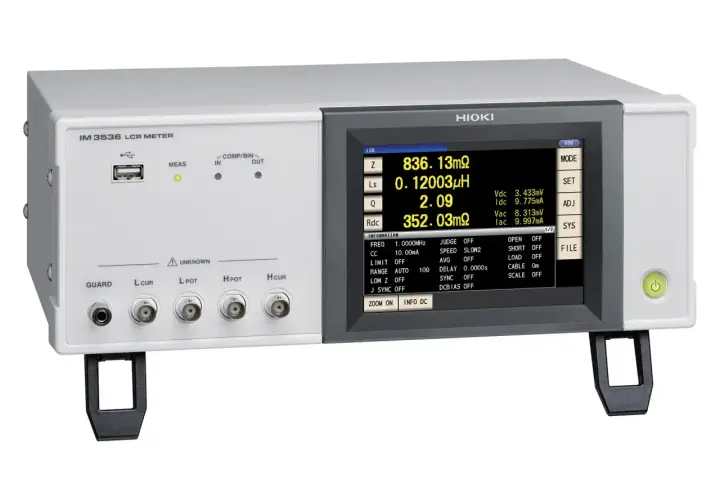 Hioki LCR-Messgerät IM 3536 misst Impedanz und Induktivität.