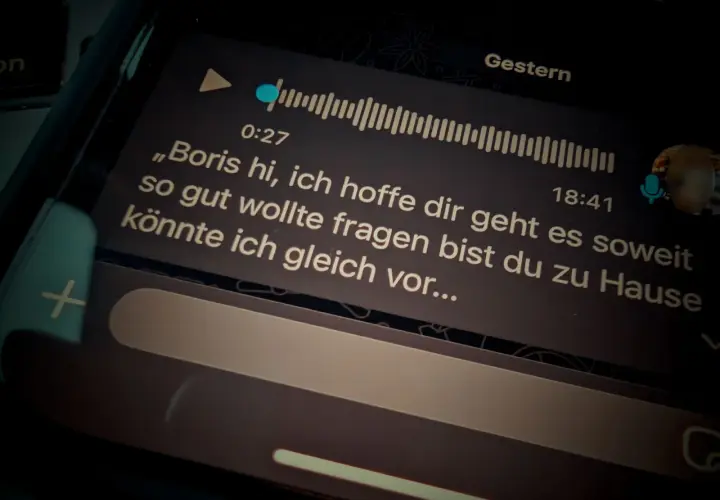 Sprachnachricht mit Texttranskription: "Boris hi, ich hoffe dir geht es soweit so gut, wollte fragen bist du zu Hause, könnte ich gleich vor...