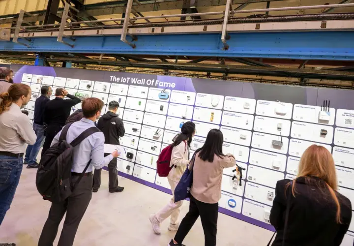 Besucher betrachten die "IoT Wall of Fame" auf der Things Conference, eine Ausstellung von Geräten und Technologien.