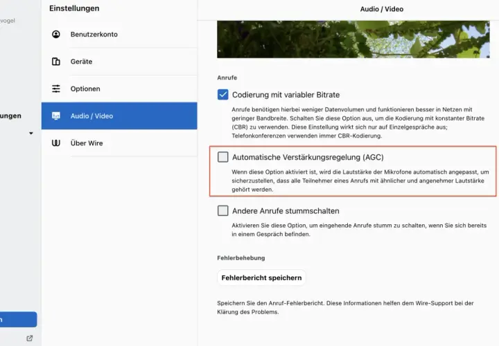Einstellungen für Audio/Video: Automatische Verstärkungsregelung (AGC) passt Mikrofonlautstärke an, damit alle im Anruf gut zu hören sind.