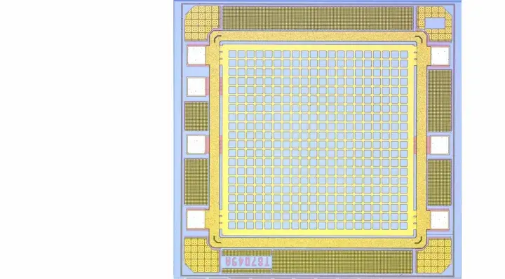 Detailansicht eines silicon photomultiplier mit vielen kleinen Quadraten, die für die Lichtdetektion angeordnet sind.