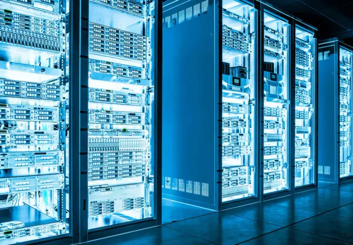 Reihen von Serverracks in einem Rechenzentrum, beleuchtet in blauem Licht. Die Geräte sind ordentlich angeordnet, bereit für NETCONF YANG-Konfigurationen.