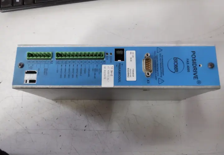 Blauer POSIDRIVE FAS 4000 mit Anschlüssen, Beschriftungen und einem Hinweis zur Entladezeit. Die clock frequency ist hier nicht direkt ersichtlich.