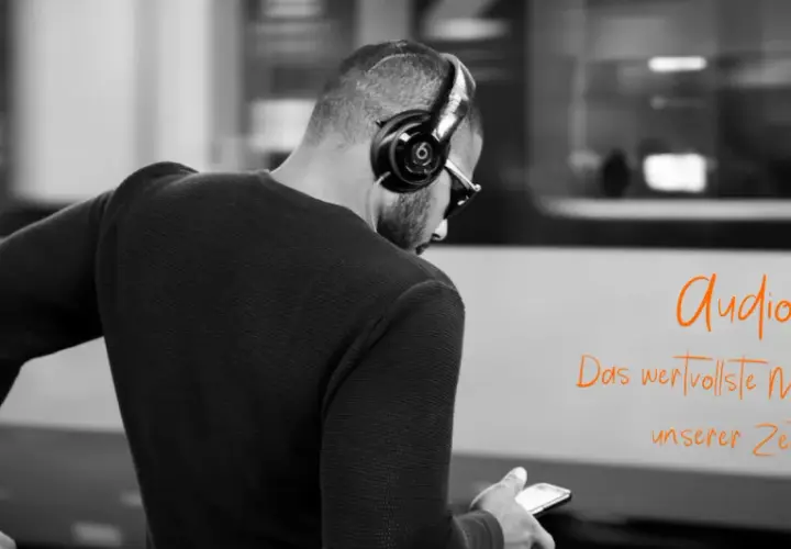 Mann mit Kopfhörern und Smartphone, bereit für Audio-Konferenzen. "Audio - Das wertvollste Medium unserer Zeit.