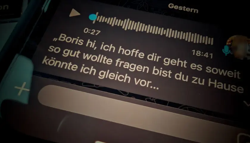 Sprachnachricht mit Texttranskription: "Boris hi, ich hoffe dir geht es soweit so gut, wollte fragen bist du zu Hause, könnte ich gleich vor...