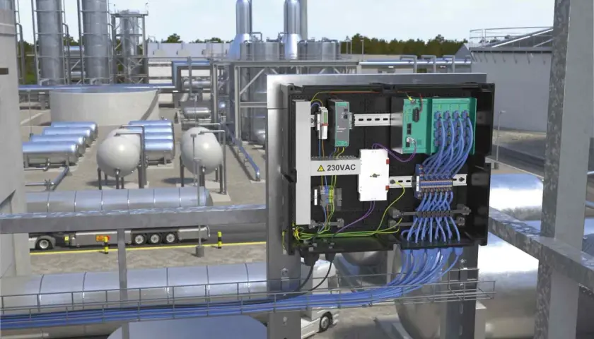 Steuerungsschrank mit Ethernet-APL-Modulen in einer Industrieanlage.