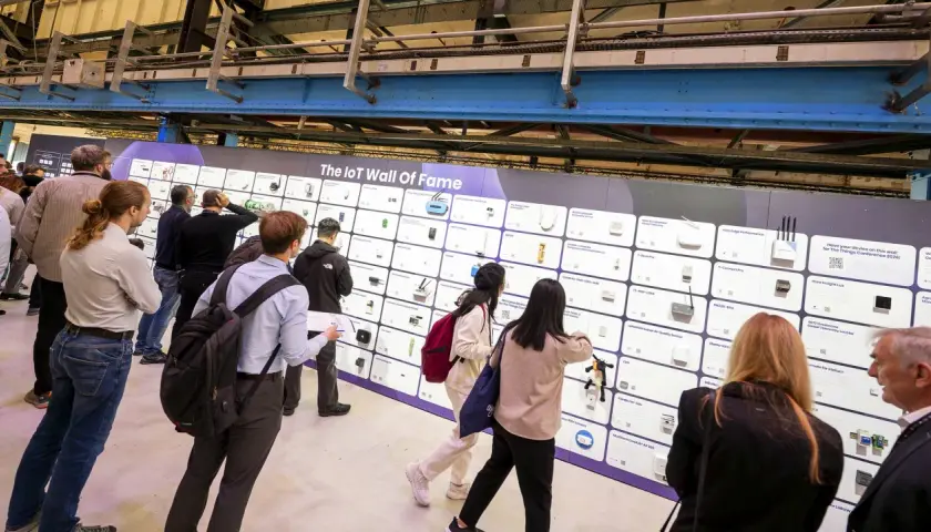 Besucher betrachten die "IoT Wall of Fame" auf der Things Conference, eine Ausstellung von Geräten und Technologien.