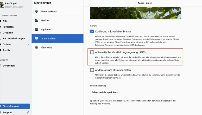 Einstellungen für Audio/Video: Automatische Verstärkungsregelung (AGC) passt Mikrofonlautstärke an, damit alle im Anruf gut zu hören sind.