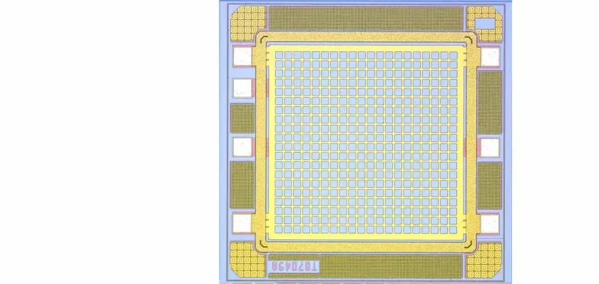 Detailansicht eines silicon photomultiplier mit vielen kleinen Quadraten, die für die Lichtdetektion angeordnet sind.