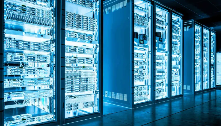 Reihen von Serverracks in einem Rechenzentrum, beleuchtet in blauem Licht. Die Geräte sind ordentlich angeordnet, bereit für NETCONF YANG-Konfigurationen.