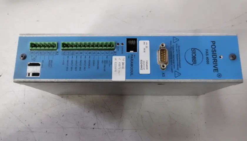 Blauer POSIDRIVE FAS 4000 mit Anschlüssen, Beschriftungen und einem Hinweis zur Entladezeit. Die clock frequency ist hier nicht direkt ersichtlich.