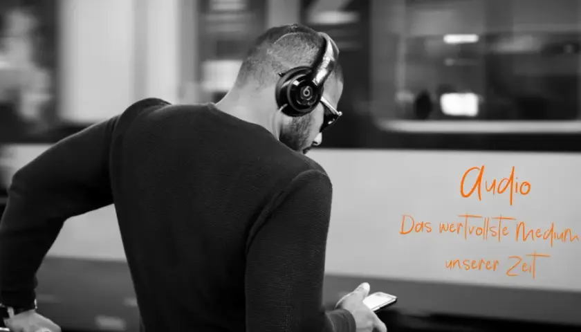 Mann mit Kopfhörern und Smartphone, bereit für Audio-Konferenzen. "Audio - Das wertvollste Medium unserer Zeit.