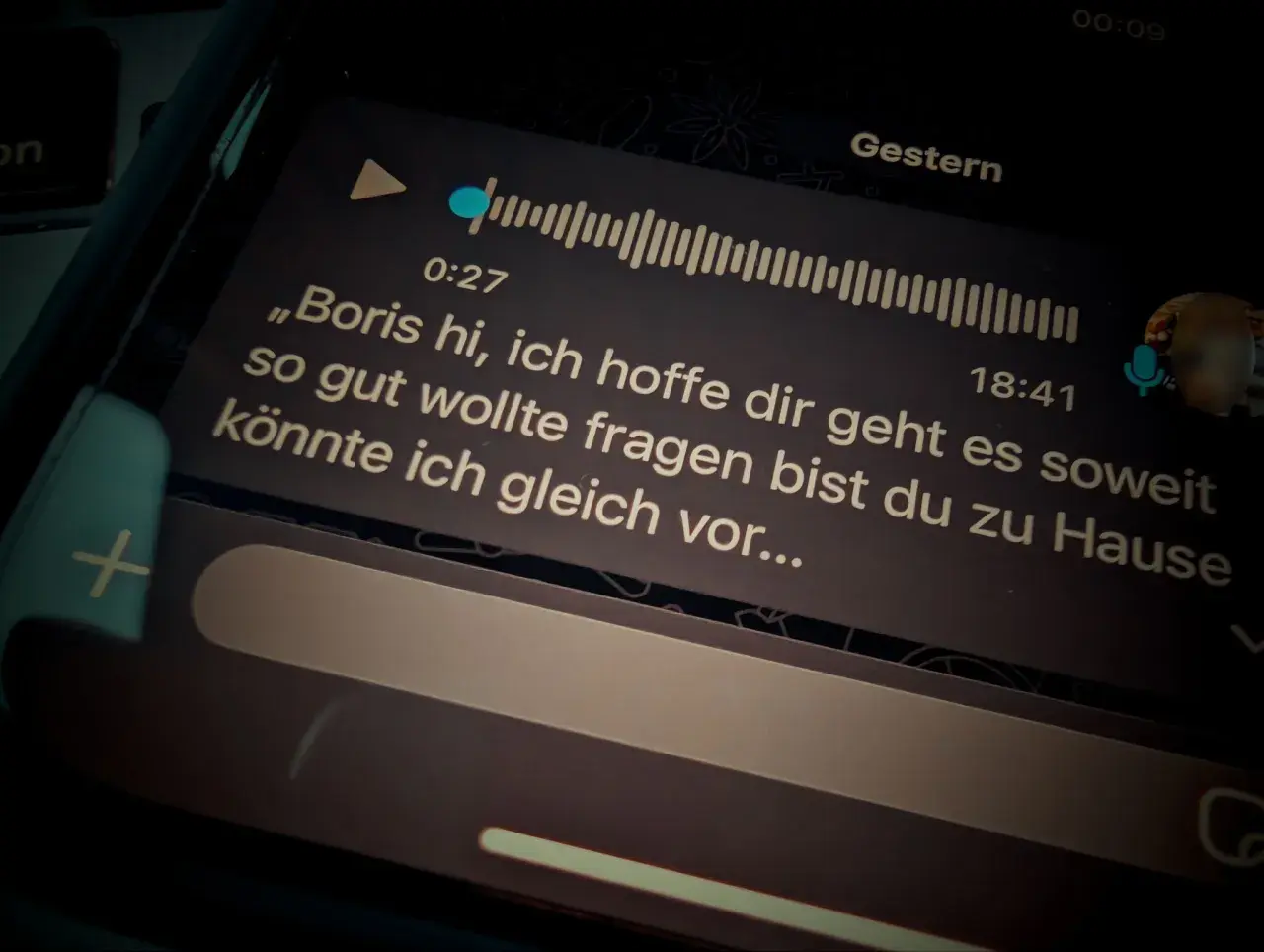Sprachnachricht mit Texttranskription: "Boris hi, ich hoffe dir geht es soweit so gut, wollte fragen bist du zu Hause, könnte ich gleich vor...