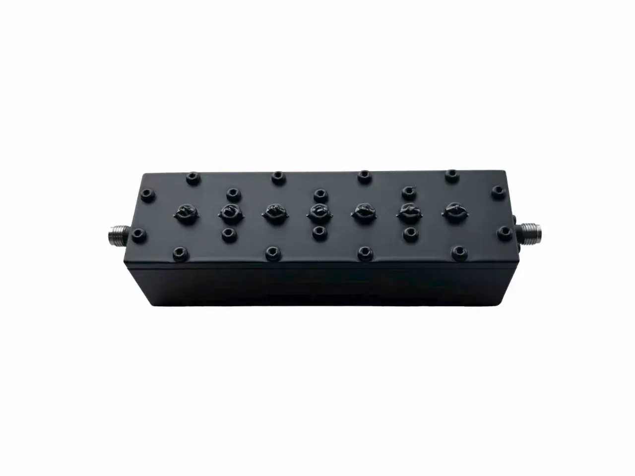 Schwarzes Gehäuse mit mehreren Anschlüssen und Reglern, ein Bandstop-Filter für präzise Frequenzselektion.