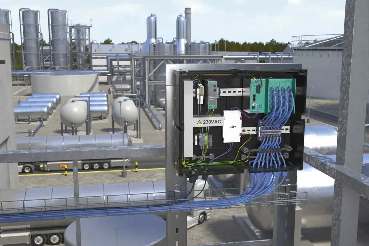 Steuerungsschrank mit Ethernet-APL-Modulen in einer Industrieanlage.