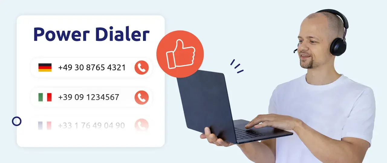 Mann mit Headset nutzt Power Dialer Software für effiziente Anrufe. Daumen hoch für die einfache Bedienung.