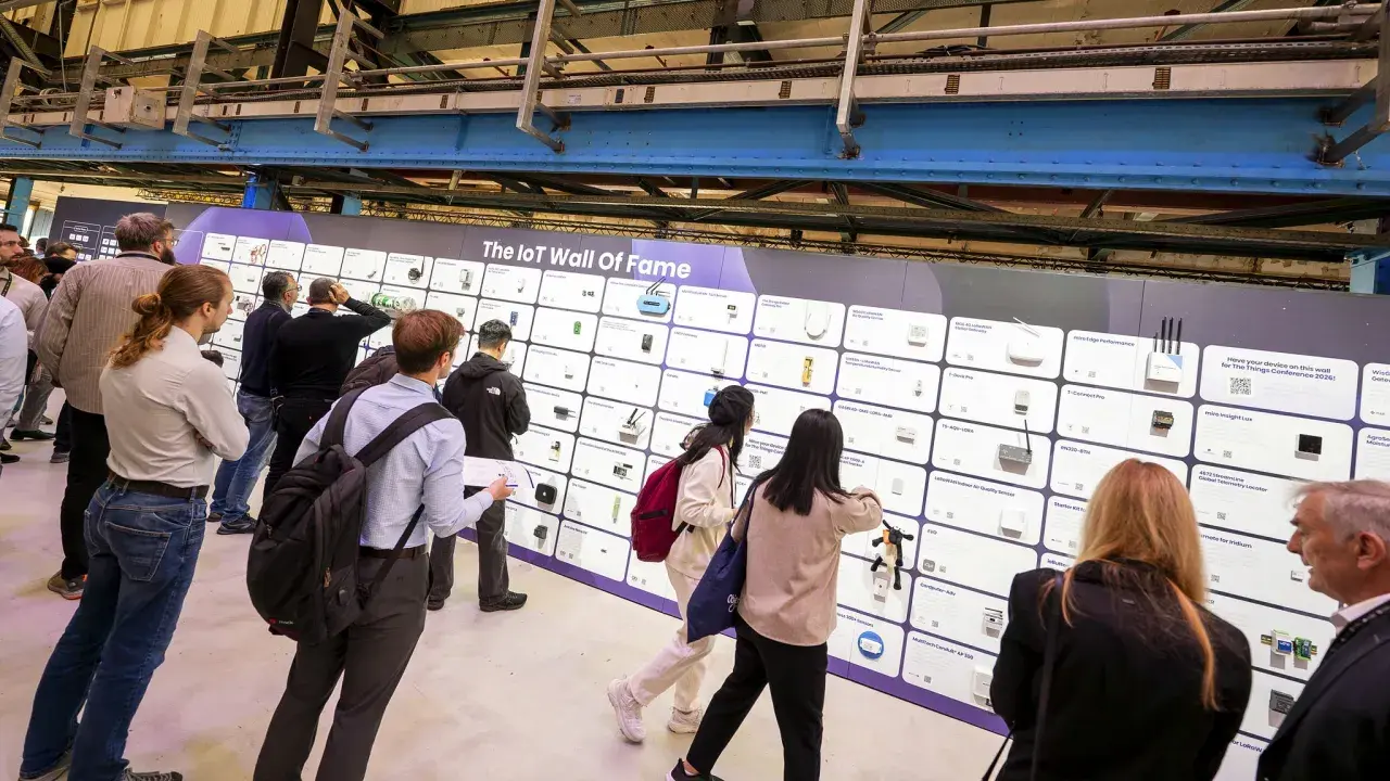 Besucher betrachten die "IoT Wall of Fame" auf der Things Conference, eine Ausstellung von Geräten und Technologien.