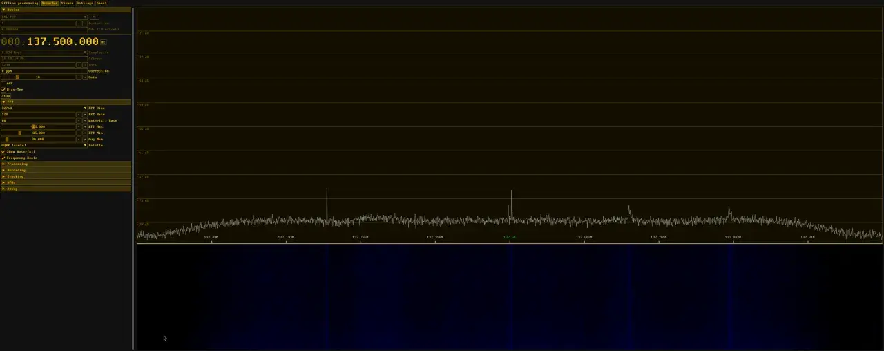 Spektrumanalysator zeigt ein Signal bei 137.500 MHz über einem Rauschen, dem noise floor.