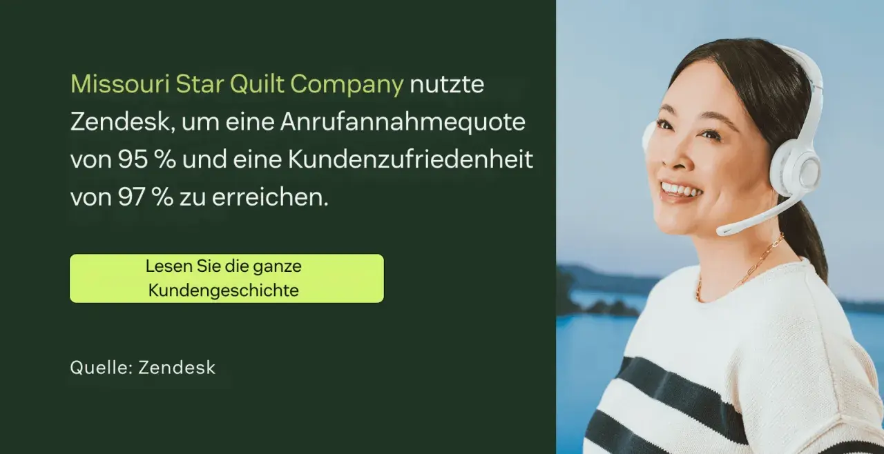 Eine Kundin mit Headset lächelt. Missouri Star Quilt Company erreichte mit Zendesk eine Anrufannahmequote von 95%. Das IVR-System hilft, Kundenanfragen effizient zu bearbeiten.