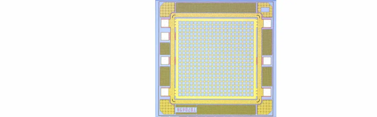 Detailansicht eines silicon photomultiplier mit vielen kleinen Quadraten, die für die Lichtdetektion angeordnet sind.