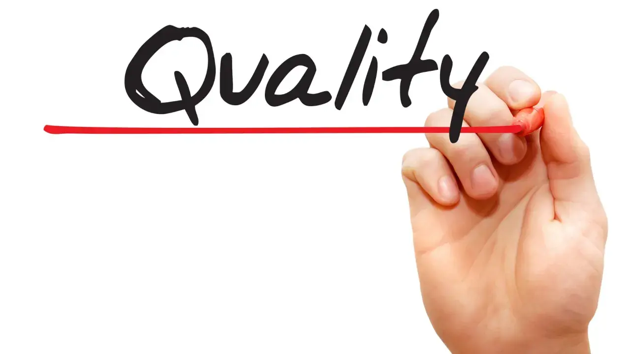 Hand schreibt "Quality" mit rotem Stift. Call monitoring für höchste Qualität.