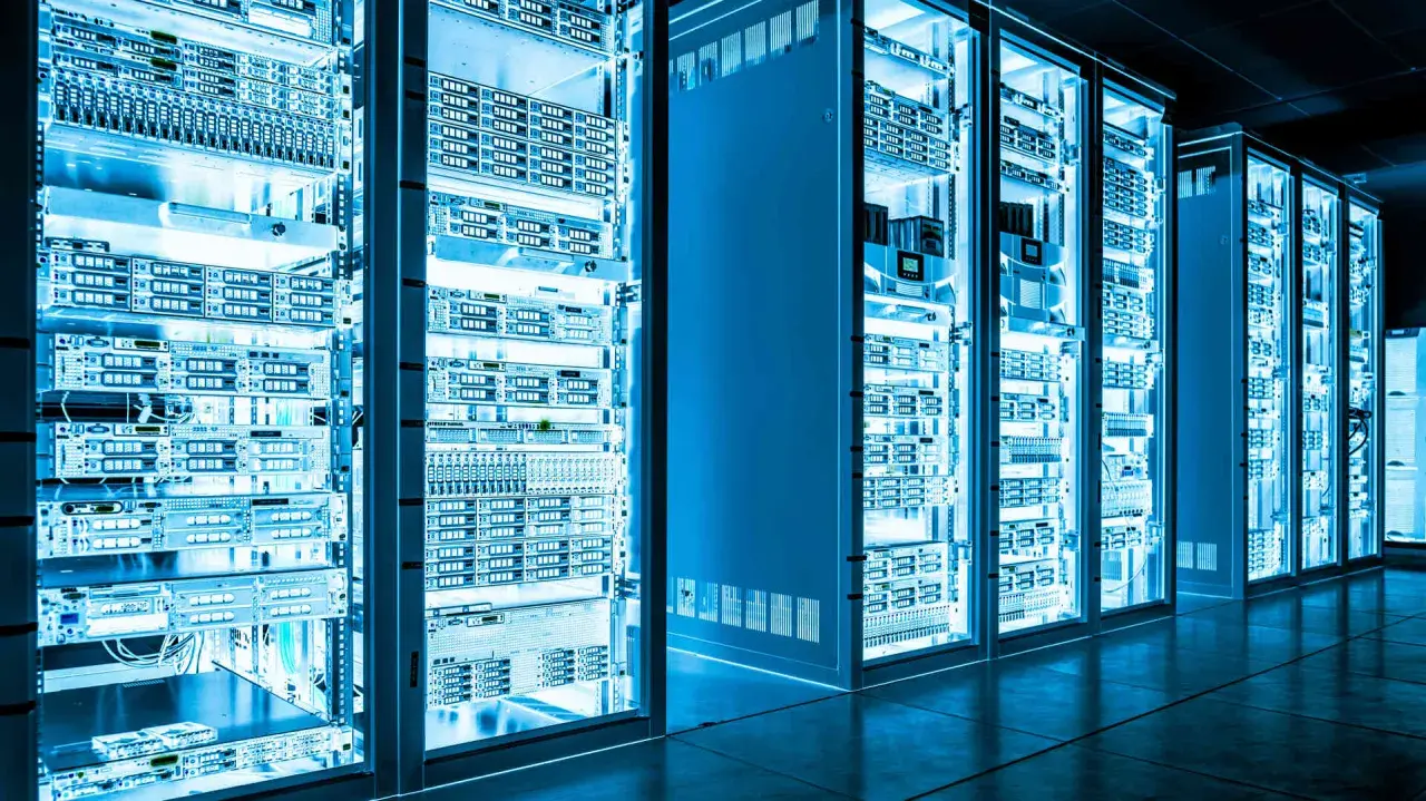 Reihen von Serverracks in einem Rechenzentrum, beleuchtet in blauem Licht. Die Geräte sind ordentlich angeordnet, bereit für NETCONF YANG-Konfigurationen.