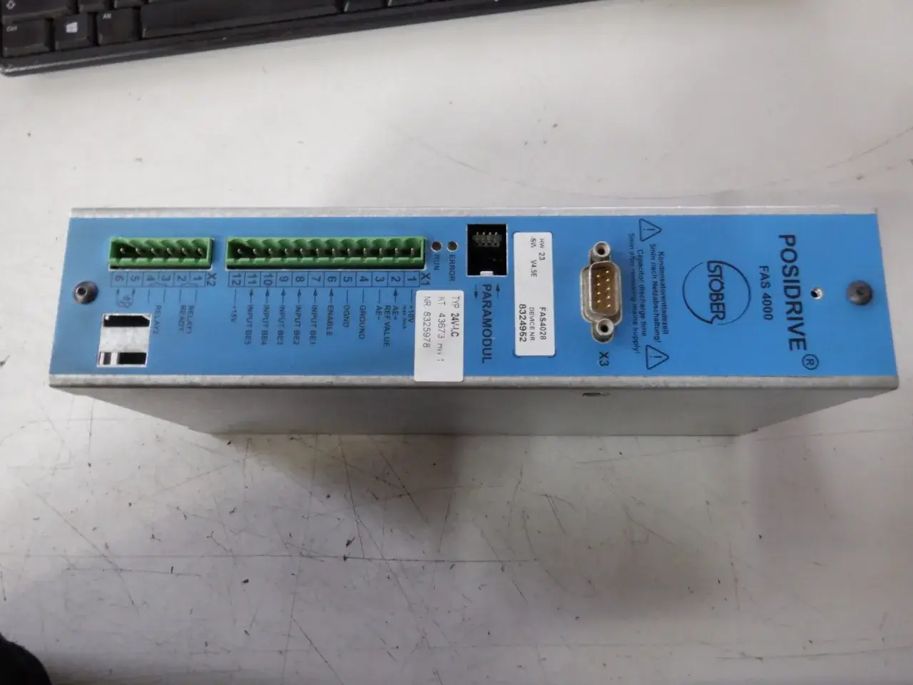 Blauer POSIDRIVE FAS 4000 mit Anschlüssen, Beschriftungen und einem Hinweis zur Entladezeit. Die clock frequency ist hier nicht direkt ersichtlich.