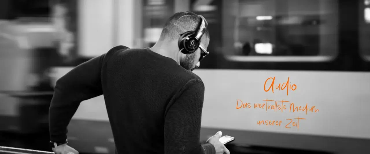 Mann mit Kopfhörern und Smartphone, bereit für Audio-Konferenzen. "Audio - Das wertvollste Medium unserer Zeit.