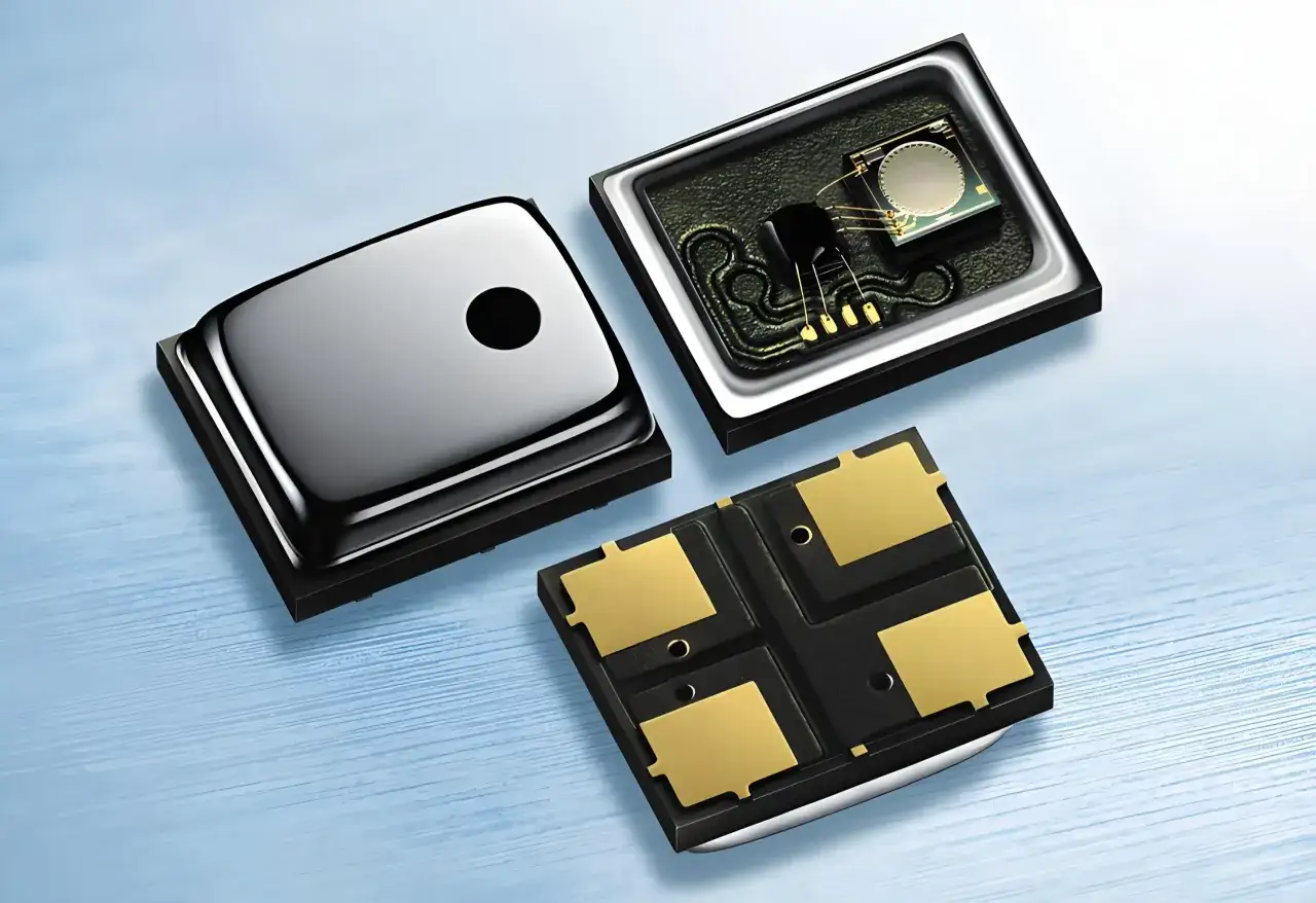 Drei Komponenten eines MEMS-Mikrofons: ein geschlossenes Gehäuse, ein geöffnetes Gehäuse mit dem Mikrofonchip und ein Sockel mit Anschlüssen.
