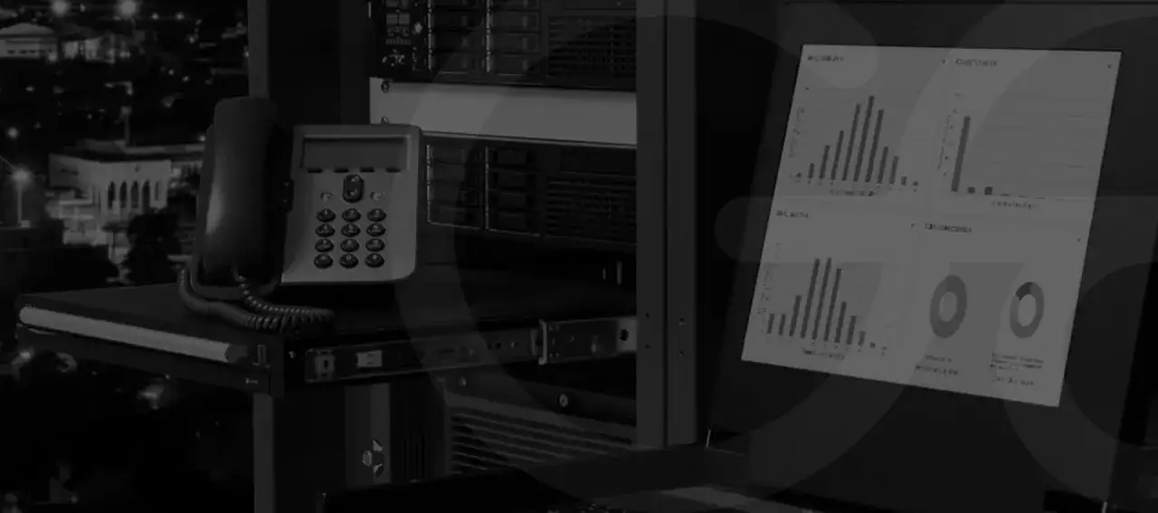 Ein VoIP-System mit Telefon, Servern und Diagrammen auf einem Bildschirm, das die Effizienz der Kommunikation zeigt.