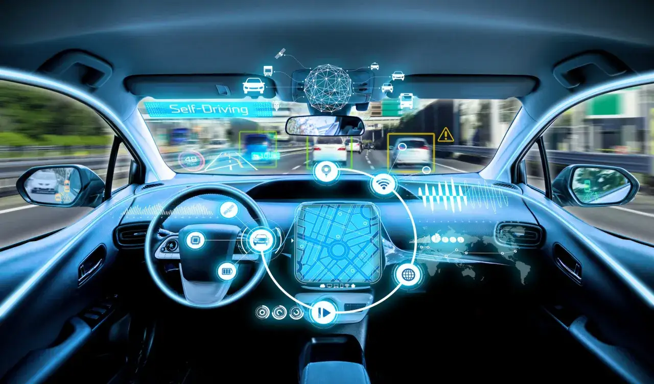 Innenansicht eines selbstfahrenden Autos mit V2X-Kommunikation, die Daten über Verkehr, Navigation und Fahrzeugstatus anzeigt.