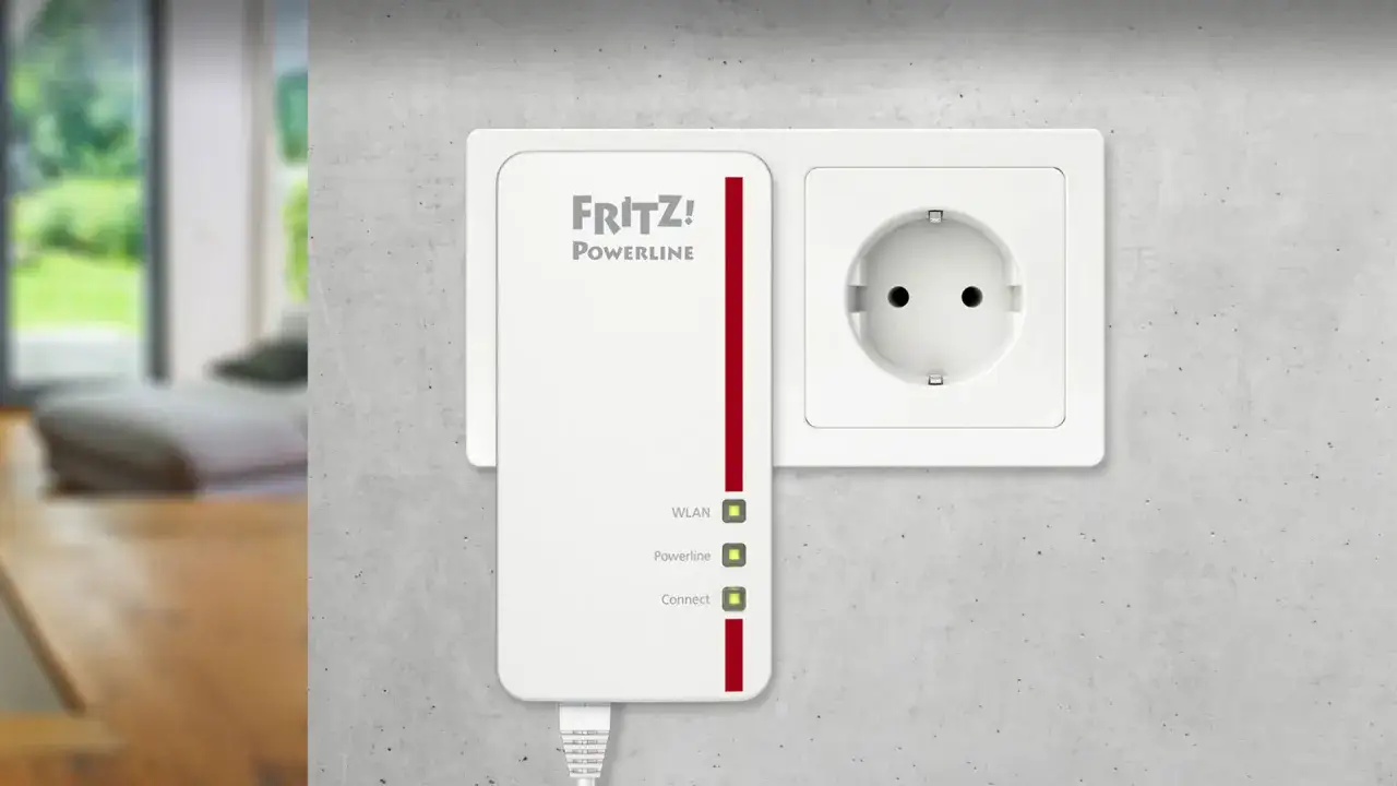 FRITZ! Powerline Adapter in Steckdose. WLAN, Powerline und Connect leuchten gr&uuml;n. LAN over Power f&uuml;r schnelles Internet.
