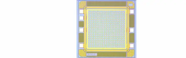 Detailansicht eines silicon photomultiplier mit vielen kleinen Quadraten, die für die Lichtdetektion angeordnet sind.